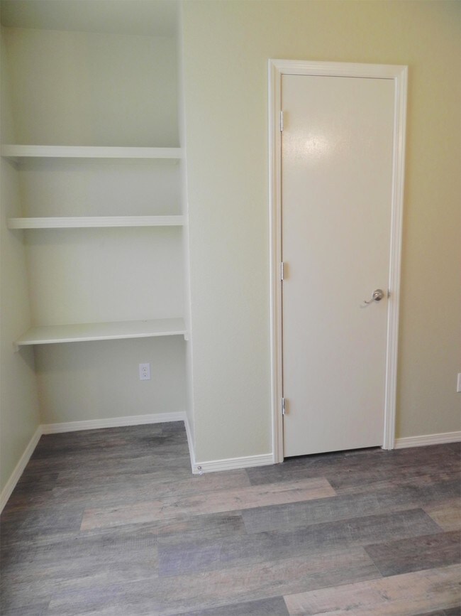 Building Photo - 1011 W 23rd St