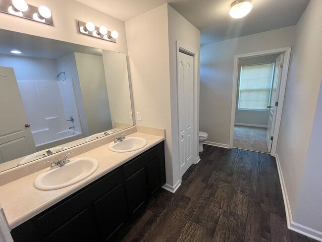 Building Photo - Beautiful 3 bedroom, 2 1/2 bathroom home i...
