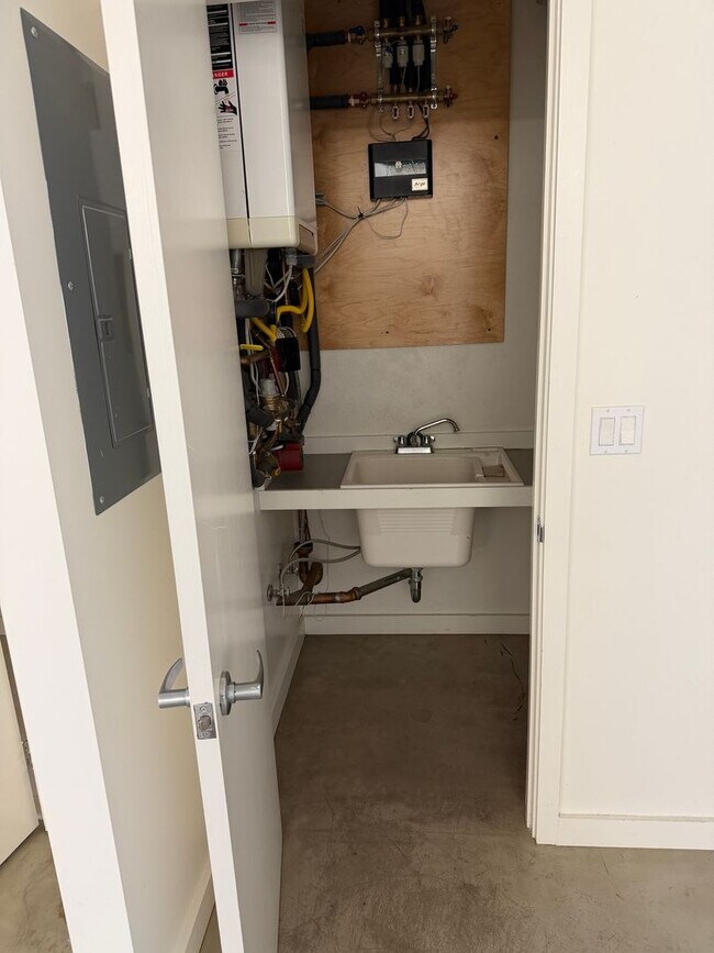 Building Photo - Bright Live-Work Studio with tall ceilings off Lowell Street in Oakland