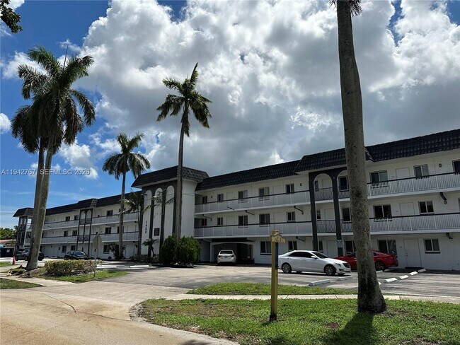 Building Photo - 1400 NE 56th St