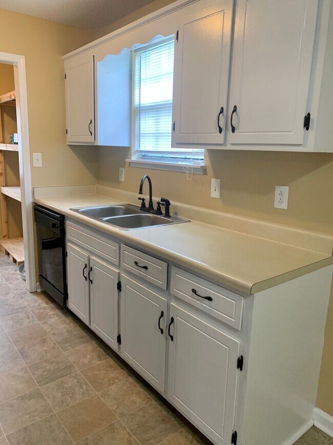 Building Photo - Conveniently Located! Cute home with 3 bed...