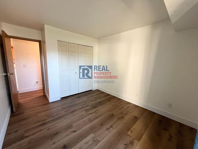 Building Photo - 9662 Brentwood Way