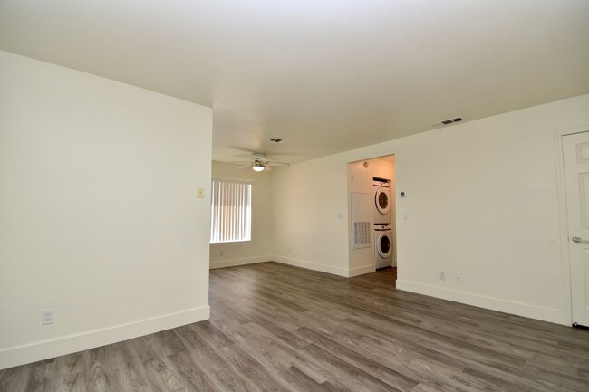 Building Photo - Lovely 2nd Floor, 1 Bed, 1 Bath Condo Next...