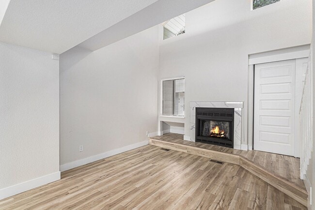 Building Photo - Spacious 1 Bed 1 Bath LOFT in the heart of Aurora Hills!