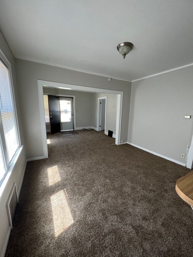 Building Photo - 2 bedroom 1 bath house. off street parking. $1000