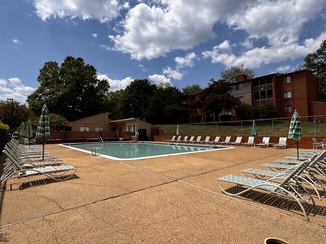 Building Photo - Turtle Creek 2 bedroom/2 Bath Condo available- enjoy the pool this summer! Walk to Stonefield!
