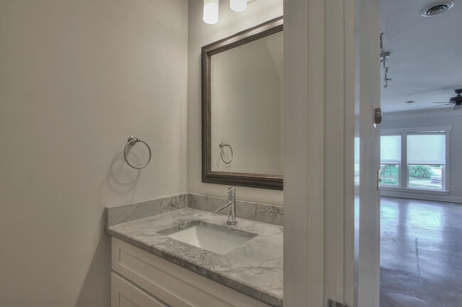 Building Photo - 1319B Pillow St