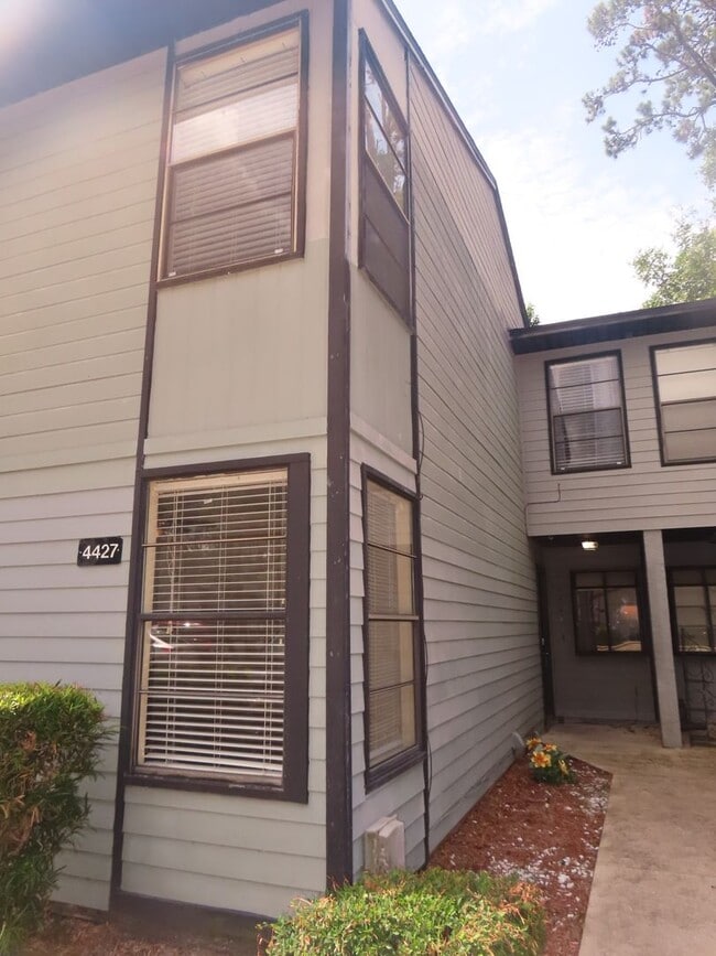Building Photo - Space, Style & Location You’ll Love