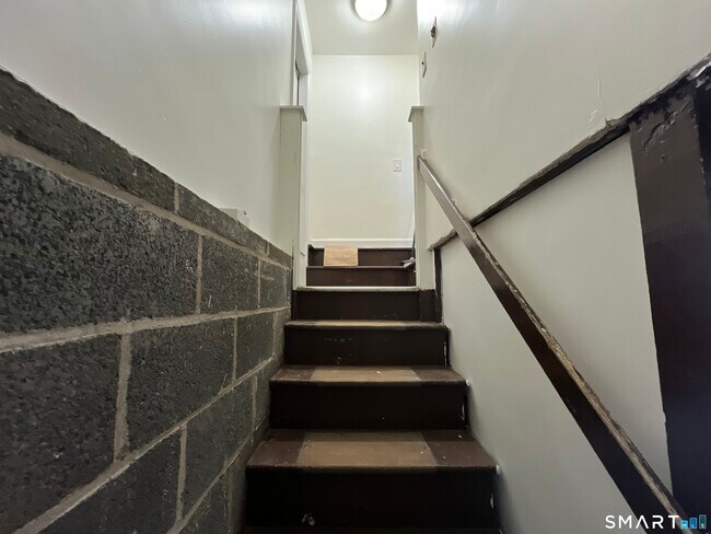 Building Photo - 110 Roger White Dr