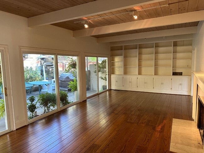 Building Photo - 121 Escanyo Way