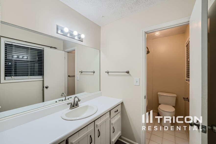 Building Photo - 136 Bramble Oak Dr