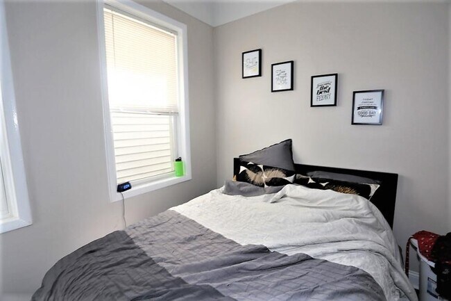 Building Photo - 3 bedroom in Chicago IL 60625