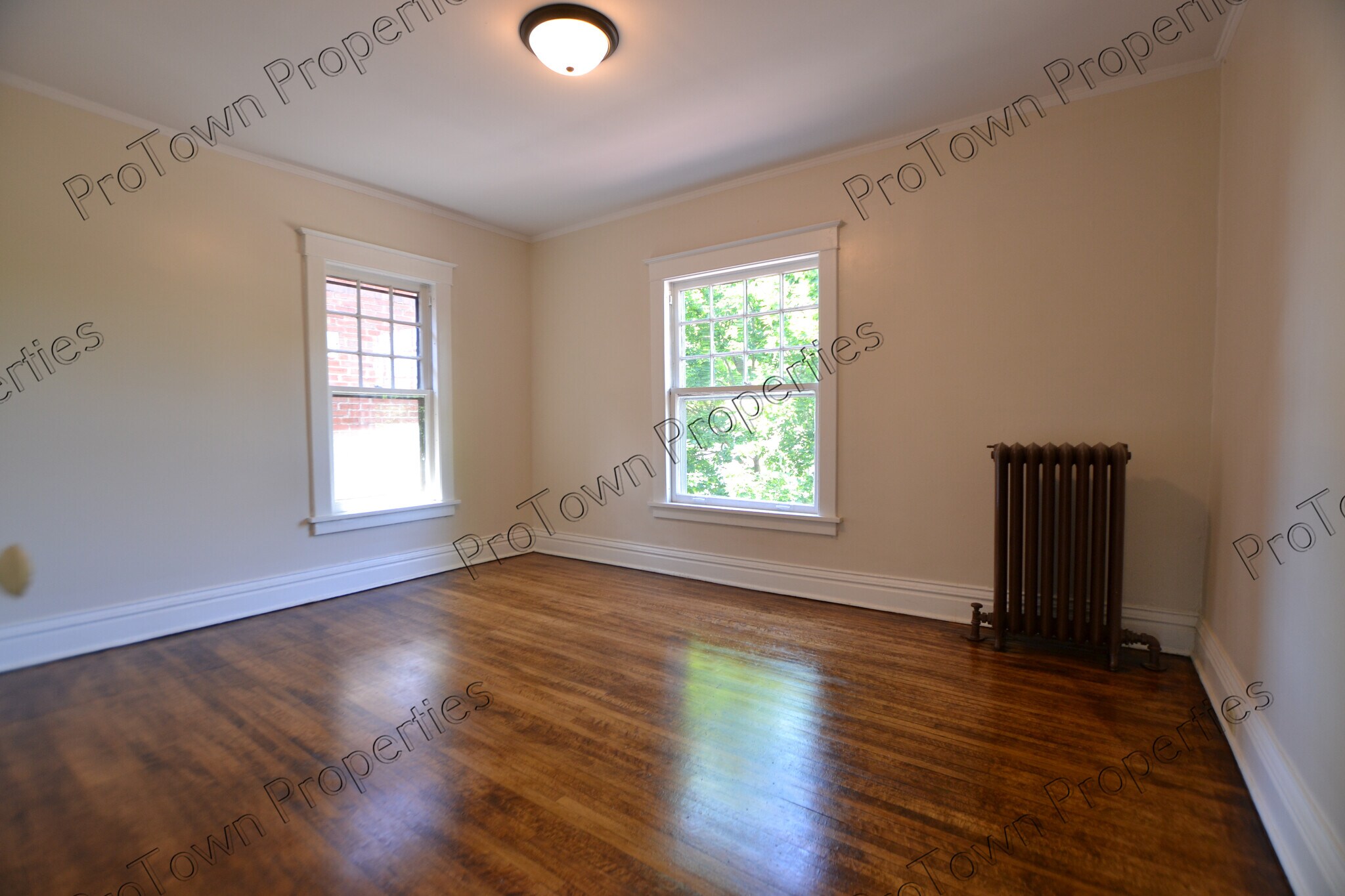 Building Photo - 208 N Hickory St