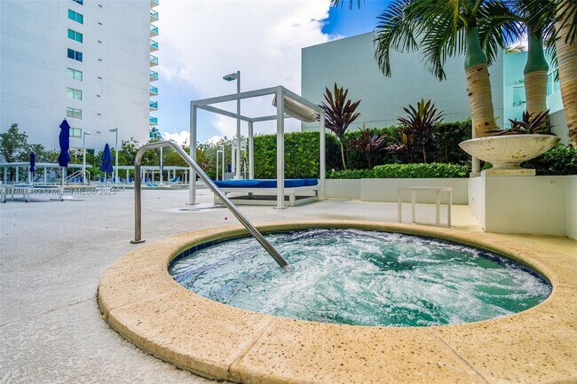 Building Photo - 1800 N Bayshore Dr