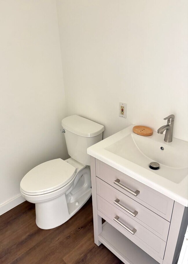 Building Photo - Completely Renovated 2 Bed 1.5 Bath West Pearl Street Condo W/Hiking Trails In Your Backyard.
