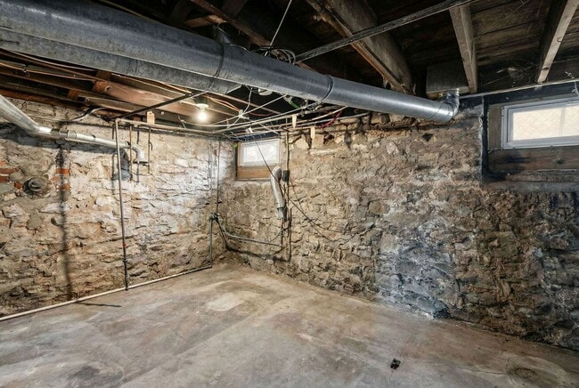 Building Photo - 396 E Northwood Ave