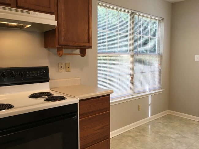 Building Photo - Lovely Townhouse! Fresh Paint, New Carpet, All Electric!  W/D Included, Privacy Fenced Backyard