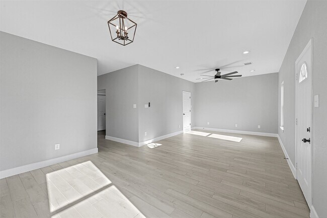 Building Photo - 12009 Meadowgreen St