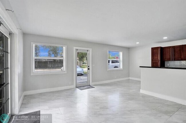 Building Photo - 802 SW 12th Ct