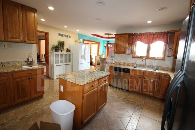 Building Photo - 4-bedroom, 3.5-bath home in Kirbyville, MO.