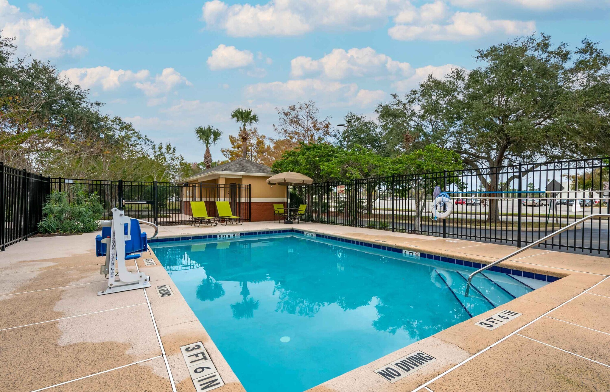Building Photo - Furnished Studio-Daytona Beach - Internati...