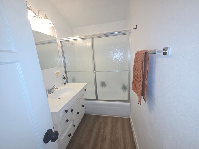 Building Photo - Mid-town Ventura 3 Bedroom 2 bath single level home