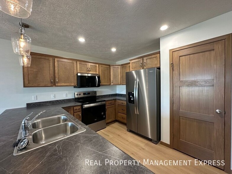 Primary Photo - Modern 3 Bedroom 2.5 Bathroom Townhome