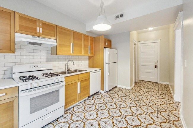 Building Photo - 4000 N Hermitage Ave