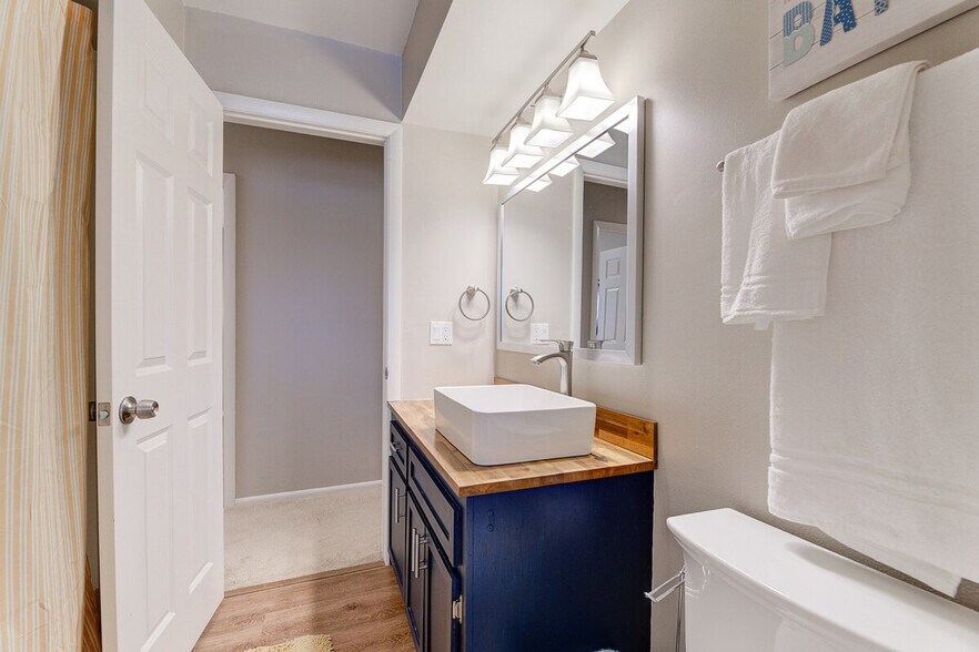 Building Photo - 2421 Saratoga Rd