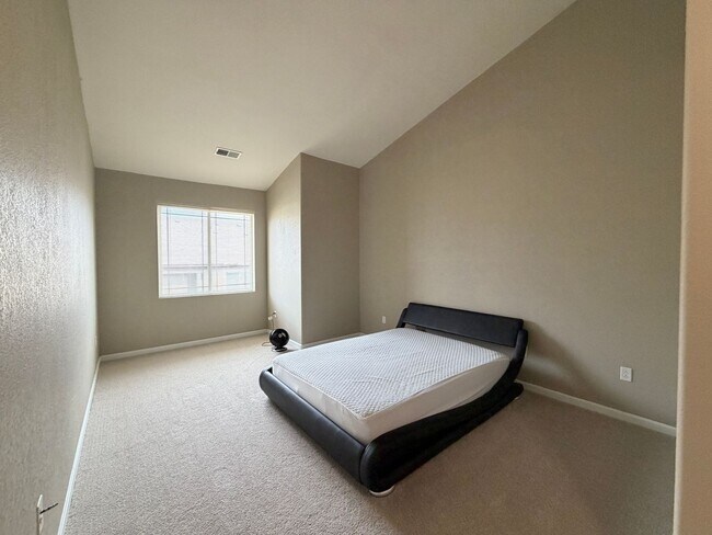 Building Photo - 8456 S Hoyt Way