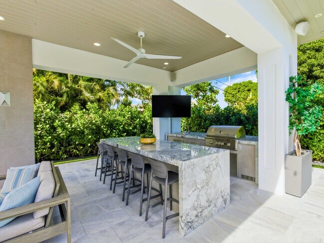 Building Photo - 2210 NE 3rd Ave