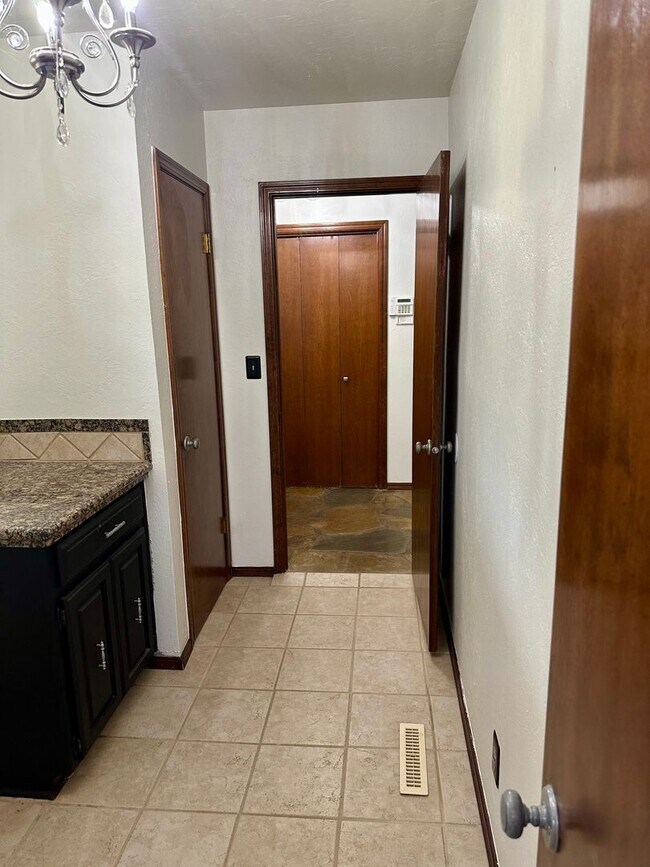 Building Photo - Immaculate major remodeled executive home ...