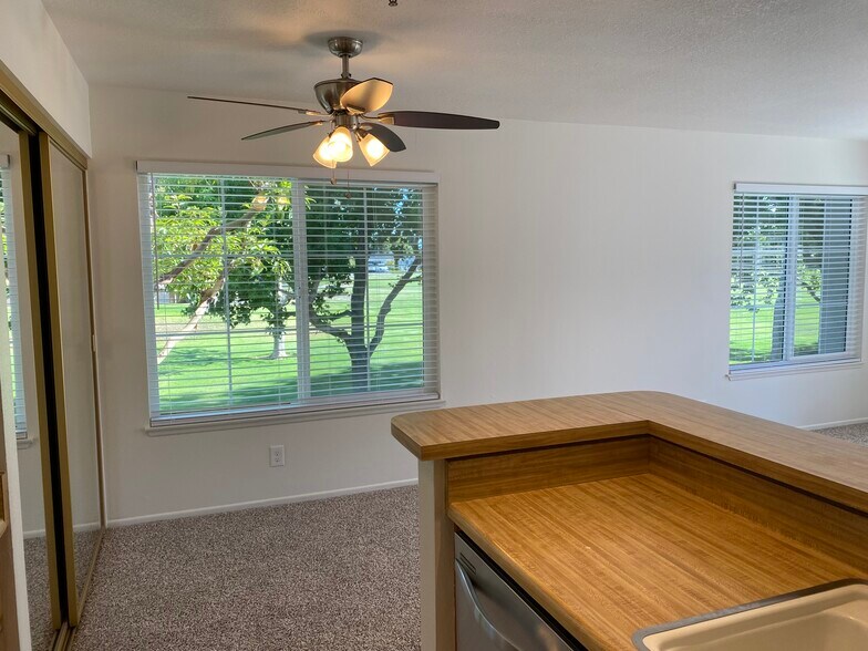 Building Photo - 18252 Parkview Ln
