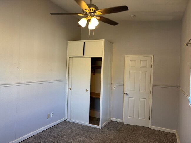 Building Photo - Cozy Duplex