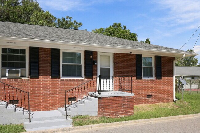 Building Photo - 1002 W 6th St