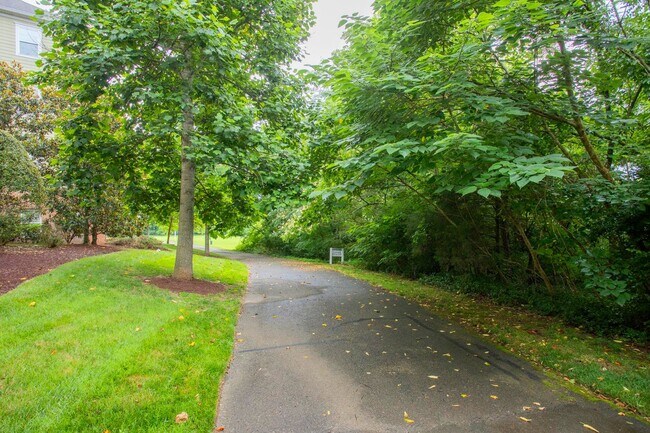 Building Photo - Beautiful Lenox Creekside Condo in Antioch