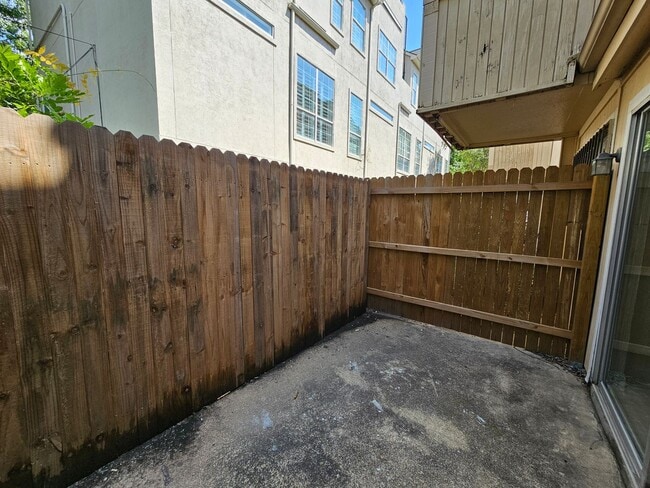 Building Photo - Ready for immediate move in!
