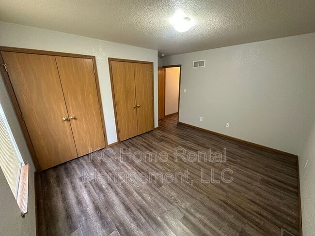Building Photo - 709 SE Drew Ct