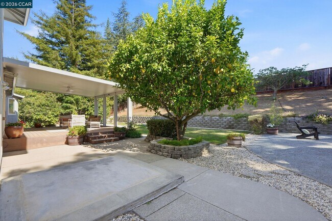 Building Photo - 717 Bloching Cir