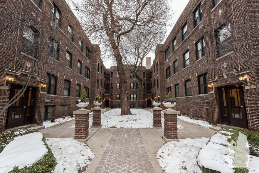Building Photo - 744 W Addison St