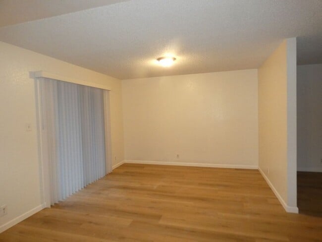 Building Photo - One Bedroom Apartment in Santa Maria