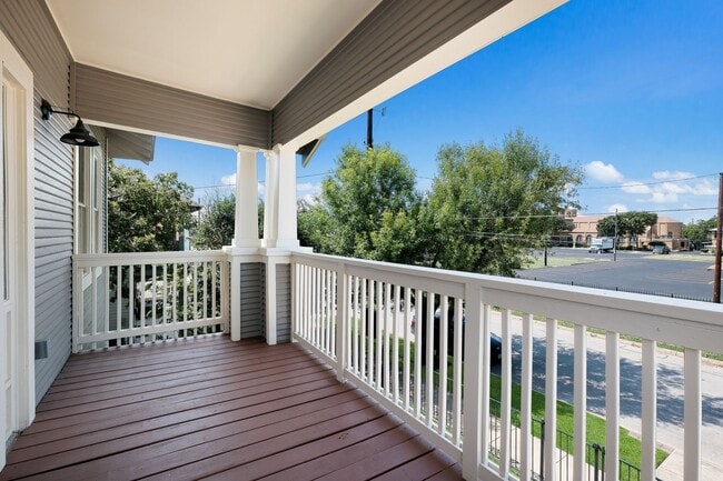 Building Photo - Private Balcony & Prime Location