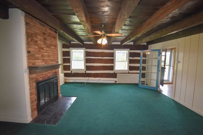 Building Photo - Large Home on Jacksonville Rd with Laundry!
