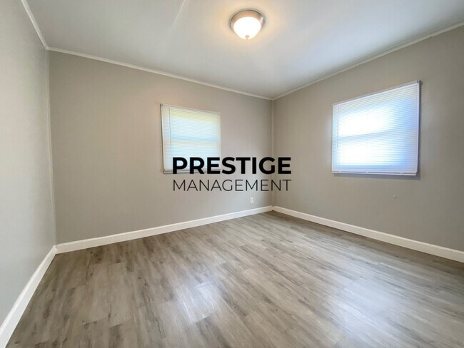 Building Photo - Updated 2 Bedroom in Gary