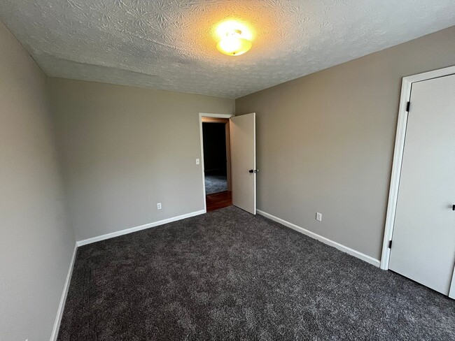 Building Photo - Cozy and Affordable!!