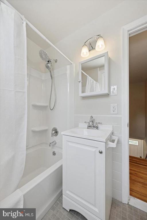 Building Photo - 609 Latham Dr