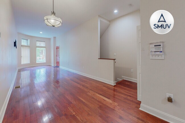Building Photo - 2225 Brookfield Ave