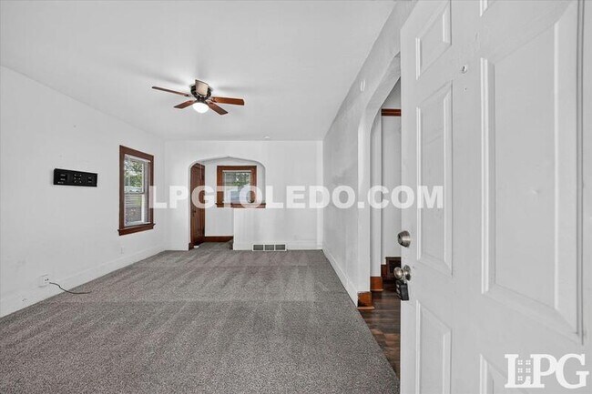 Building Photo - 414 Bender Dr