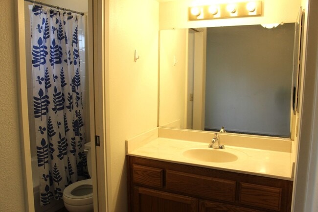 Building Photo - One Bedroom for Rent Southwest Bakersfield Gated Community