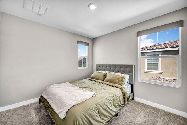 Building Photo - Spacious 5-Bedroom Home with Loft, Pool & Mountain Views